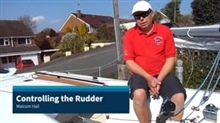Managing the rudder to ease management of the boat